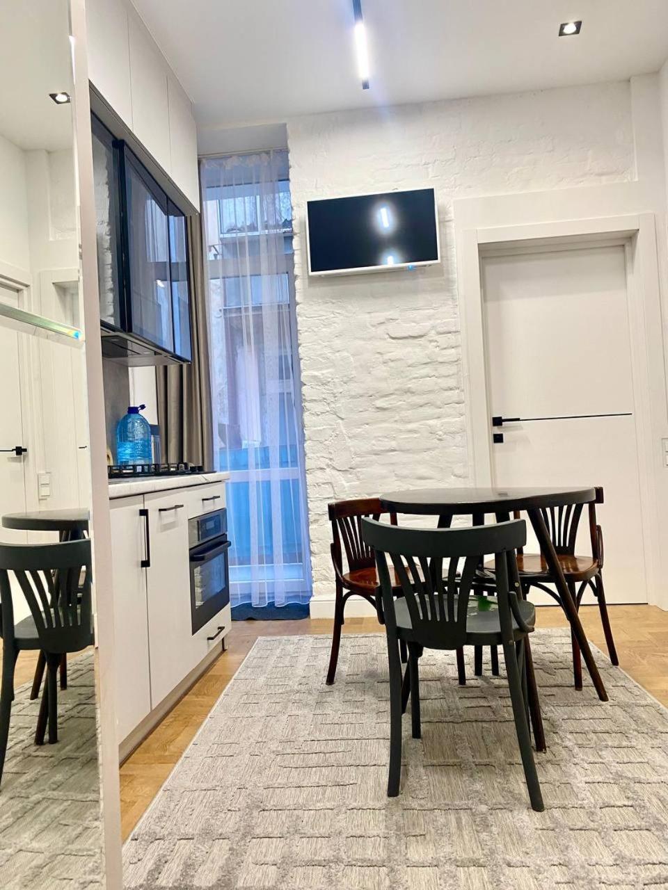 Favorit Apartments 2 Кім Безкоштовна Парковка Центр З Балконом Не Далеко Від Ж Д Вокзалу Звітні Документи Lviv Exterior photo