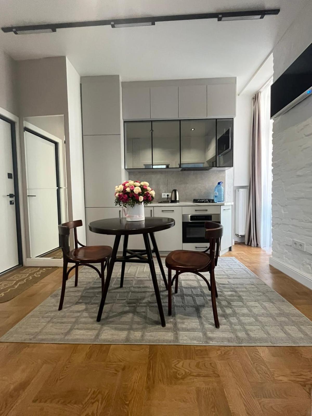 Favorit Apartments 2 Кім Безкоштовна Парковка Центр З Балконом Не Далеко Від Ж Д Вокзалу Звітні Документи Lviv Exterior photo